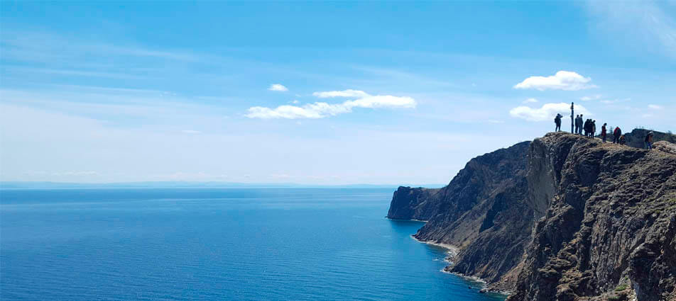 Rochers de l'île d'Olkhon sur le lac Baïkal