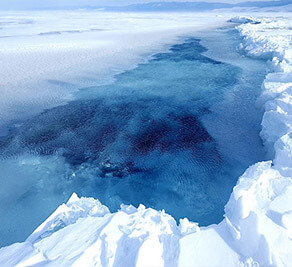 La glace du lac Baïkal. L'hiver en Russie.